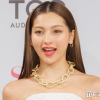 ゆきぽよ、菜の花＆桜に映えるへそ出しショーパンコーデ「スタイル憧れ」「可愛すぎて二度見した」 画像