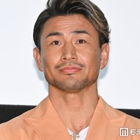 魔裟斗、両親を顔出し公開 金婚式の一家集結ショット「ご両親も美男美女」「いつまでも仲良しで素敵」の声 画像