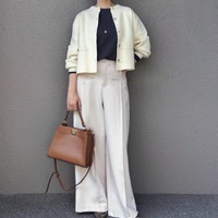 白系ワントーンの大人のパンツコーデ。品と大人感の秘訣はゴールドボタンのアクセント【40代の毎日コーデ】 画像