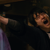 大きく拳を振る鈴鹿央士ほか、見上愛＆菅生新樹らメインキャスト捉える Netflixシリーズ「喧嘩独学」場面写真 画像