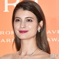 マギー、肩出しトップス×ミニボトムスで美脚全開「ため息出るほど完璧なスタイル」「どこを切り取っても絵になる」と反響 画像