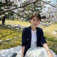 美人気象キャスター、色白美脚際立つミニ丈姿に熱視線「絵になる」「理想の脚線美」 画像