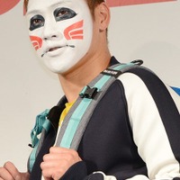 ゴールデンボンバー樽美酒研二、腹筋際立つ上裸姿でのレコーディング風景公開「バキバキでカッコいい」 画像