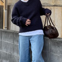 ネイビー×ブラウンで即おしゃれ。ZARAの優秀ニットでつくるこなれ配色の着こなし【40代の毎日コーデ】 画像