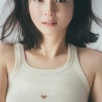 佐々木希、デビュー20周年記念し10年ぶりのカレンダー決定 “目が合いすぎる”コンセプトに撮影 画像