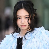 BLACKPINKジェニー、美ウエスト際立つへそ出しトップス姿披露「異次元の可愛さ」「シルエット最強」 画像