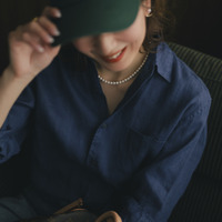 「これが磁気ネックレス!?」重度の肩コリに悩まされ続けてきた47歳ライターが、“とんでもないパール”を「いつものユニクロ」に合わせてみたら？ 画像