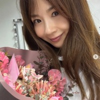 ほしのあき、ショート丈ボトムスから色白美脚披露「脚めっちゃ長い」「見惚れる」とファン絶賛 画像