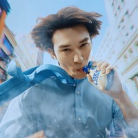 SixTONESジェシー、喉のコンディション保つ秘訣「喋らないこと（笑）」疾走アクションで爽快に叫ぶ「クーリッシュ」新CM 画像