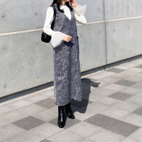 一枚でこなれる。ツイード素材のジャンパースカートを主役にした春のきれいめモノトーン【40代の毎日コーデ】 画像