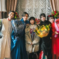 キンプリ永瀬廉＆吉川愛、“舞踏会ダンスシーン”で揃ってクランクアップ “チーム鬼花”笑顔の完走【鬼の花嫁】 画像