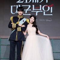 「21世紀の大君夫人」最も視聴された韓国ドラマに！「眼福カップル」IU×ビョン・ウソクのインタビュー＆吹替え版予告編到着 画像