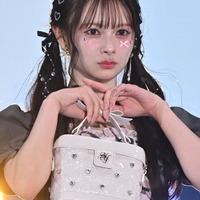 AKB48新センター・伊藤百花、ツインテール姿で甘めオーラ全開 ミニ丈ワンピから美脚披露【ガルアワ2026SS】 画像