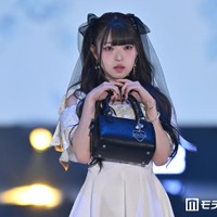 MINAMI、ミニ丈オフショルワンピで美肩＆美脚全開 大ぶりリボンハーフツインがキュート【ガルアワ2026SS】 画像