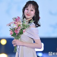 本田紗来、美肩＆美脚輝くミニ丈ワンピ姿に視線集中「透明感すごい」「理想のスタイル」【ガルアワ2026SS】 画像