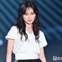 山下美月、Vネックで美デコルテ輝く ウェービーヘアが可愛い【ガルアワ2026SS】 画像