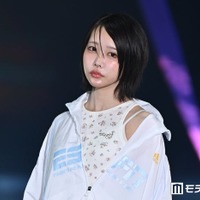 あの、流し前髪で雰囲気ガラリ 圧巻美脚際立つミニ丈コーデに「小顔際立つ」「何頭身？」と注目集まる【ガルアワ2026SS】 画像