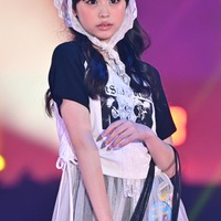 カジサック長女・梶原叶渚、ロックTシャツ×レースバブーシュカで甘辛MIXな着こなし スラリ美脚のぞく【ガルアワ2026SS】 画像