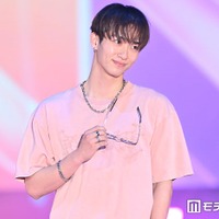 「ブルーロック」実写化出演話題・野村康太、メガネ外して微笑む 春色Tシャツ×デニムパンツで闊歩【ガルアワ2026SS】 画像