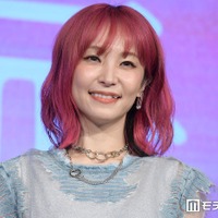 LiSA、苺モチーフのミニ丈衣装×ニーハイソックスで美脚スラリ「脚めっちゃ綺麗」「苺の妖精みたい」の声 画像