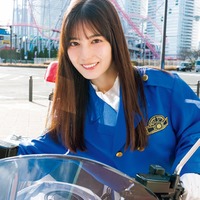 日向坂46小坂菜緒、白バイ隊員姿で劇場版コナンの聖地巡礼「週刊少年サンデー」表紙登場 画像