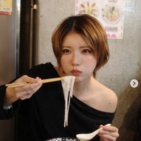 恋リア出身美女「ショートの魅力教えてあげる」ぴったりTシャツ姿でイメチェン報告「お姉さん感増した」「髪色新鮮」 画像