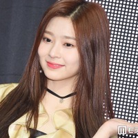 IZ*ONE出身キム・ミンジュ、美脚際立つ撮影中ショット公開「完璧な美」「脚長すぎて二度見」と反響 画像