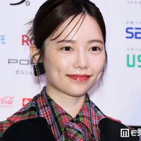 島崎遥香、前髪ぱっつんにチェンジ 美ウエストのぞくミニTコーデに「スタイル良すぎる」「雰囲気変わる」の声 画像