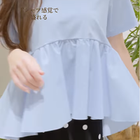 体型カバーと上品見えを両立する【GU】ペプラムトップス。華やかで上品なブルーは、着映え力が高く大人が試したいカラー【40代の毎日コーデ】 画像
