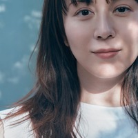 比嘉愛未、初エッセイ集「またね。」表紙解禁 木漏れ日を浴びた自然体な表情魅せる 画像