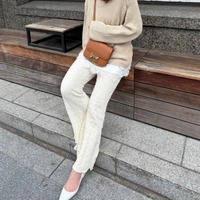 ベージュ×オフホワイトで軽やかに。表情豊かなシャーリングパンツが主役のワントーンスタイル【40代の毎日コーデ】 画像