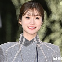 生見愛瑠、美脚輝くミニスカ私服ショット公開「脚長すぎる」「シンプルでスタイル際立つ」と反響 画像