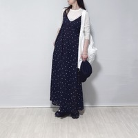 ドット柄ワンピースで軽やかに。一枚でおしゃれが決まるリラクシーな大人の休日スタイル【40代の毎日コーデ】 画像