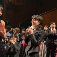 岸井ゆきの、涙ながらに監督と抱擁も　浅野忠信「自然に涙が流れ…」カンヌ「ある視点」部門で公式上映『すべて真夜中の恋人たち』 画像