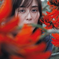 比嘉愛未、鮮烈な眼差し披露 初エッセイ集「またね。」収録カット公開 画像