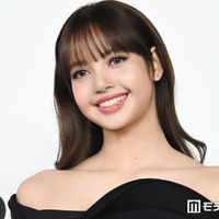 BLACKPINKリサ、美脚＆ウエスト際立つ“超ミニ”ユニフォーム風コーデ披露「異次元のスタイル」「脚の長さレベチ」と反響 画像