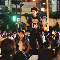 日本映画史上初のナイターロケ!?『TOKYO BURST-犯罪都市-』新宿で現金800万円ばらまき映像 画像