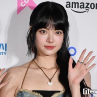 LE SSERAFIMウンチェ、美ウエスト大胆披露の華やか衣装姿「引き締まっててかっこいい」「南国の蝶々みたい」とファン絶賛 画像