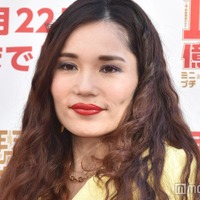 平野ノラ、美脚スラリのミニスカ×ロングブーツ姿「それスノ」ママコーデに「着こなし最高」「爽やかセクシー」と反響 画像