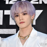 NCT 127テヨン、派手衣装で地下鉄乗る姿公開「変装もしないで目立ちすぎてる」「オーラを感じる」の声 画像