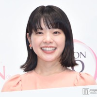 岸井ゆきの、胸元ざっくりベアトップドレス姿「肌の透明感がすごい」「デコルテラインが美しい」と反響 画像