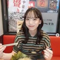 第1子出産のサッカー日本代表・上田綺世選手の美人妻、夜中に“大覚醒中”の0歳娘の姿公開「お目々ぱっちりで可愛い」「これは寝そうにない」 画像