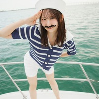 日向坂46藤嶌果歩、マリンルック＆付け髭で船長に 1st写真集先行カット第5弾解禁 画像