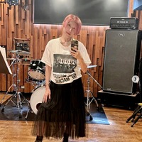 TRF・YU-KI、ミニスカ×網タイツから美脚披露「スタイル全然変わらない」「セクシーすぎる」と反響 画像