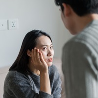 「お金のことを考えると離婚できない」高給取りの夫から25年間いじめ抜かれ、子どもたちは「パパはママに優しくないよね」と背中をさすってくれるけれど、先が見えなくて辛すぎる。どうすればいいの？ 画像