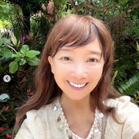 有名歌手、美脚ライン際立つ散歩コーデ公開「スタイル抜群」「美しいプロポーション」と反響 画像