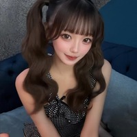 【キャバ嬢の真夏の暑さに負けないメイク術】“無敵”直しいらずの金箔入り下地＆パウダーの組み合わせ「徹底的に毛穴に塗り込む」汗にも耐えられる方法とは 画像