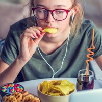 「スナック菓子」を食べるなら、こんな商品を選んで！ストレス緩和におすすめなお菓子の選び方・食べ方を、科学・心理学の視点で解説 画像