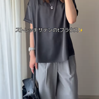 【ユニクロ】のイージーパンツを味方に。サテンＴブラウスで涼しげな初夏のワントーン【40代の毎日コーデ】 画像