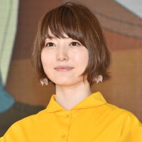 花澤香菜、美脚のぞくハーフパンツ衣装ショット公開「上品で可愛い」「スタイル抜群」と反響 画像